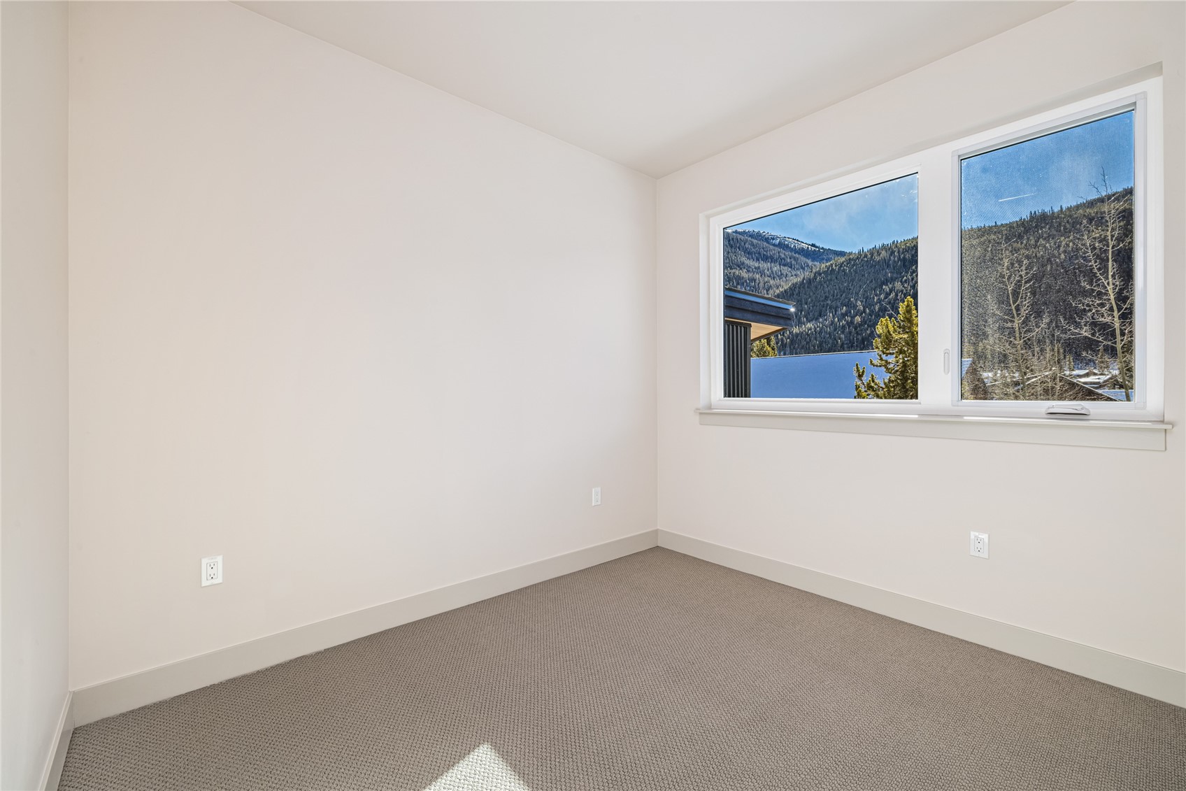 628 Montezuma Road, Unit D2 Keystone, CO 80435 - Photo 14 of 25 an empty room with a window