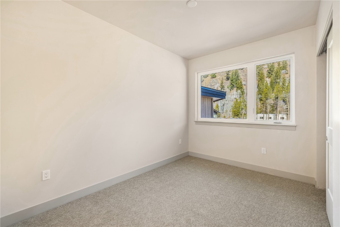 628 Montezuma Road, Unit D2 Keystone, CO 80435 - Photo 5 of 28 an empty room with a window