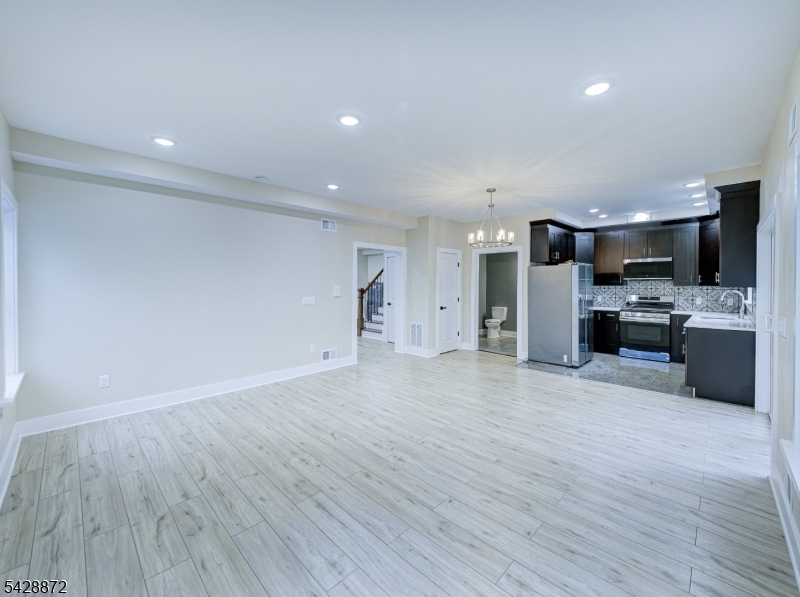 8 Travers Avenue Edison, NJ 08817 - Photo 4 of 18