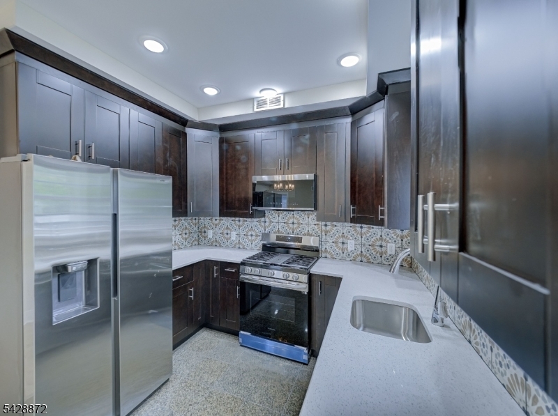 8 Travers Avenue Edison, NJ 08817 - Photo 6 of 18