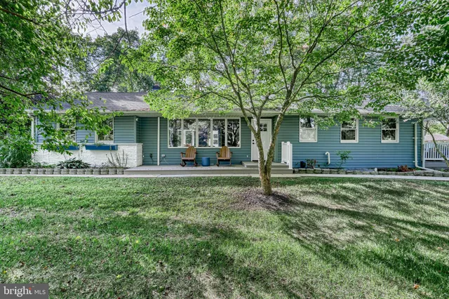 a view of a house with backyard and porch