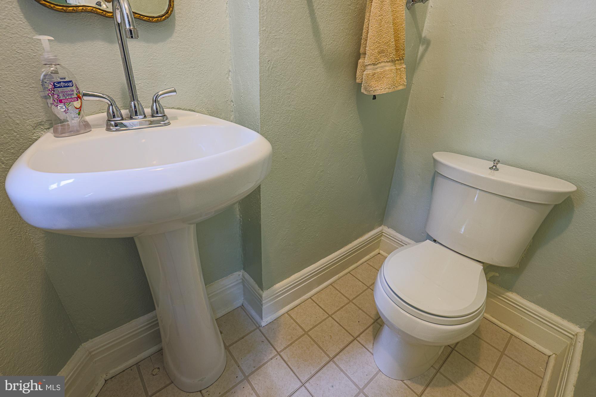 502 Woodside Road Baltimore, MD 21229 - Photo 20 of 37 1st floor hall bath