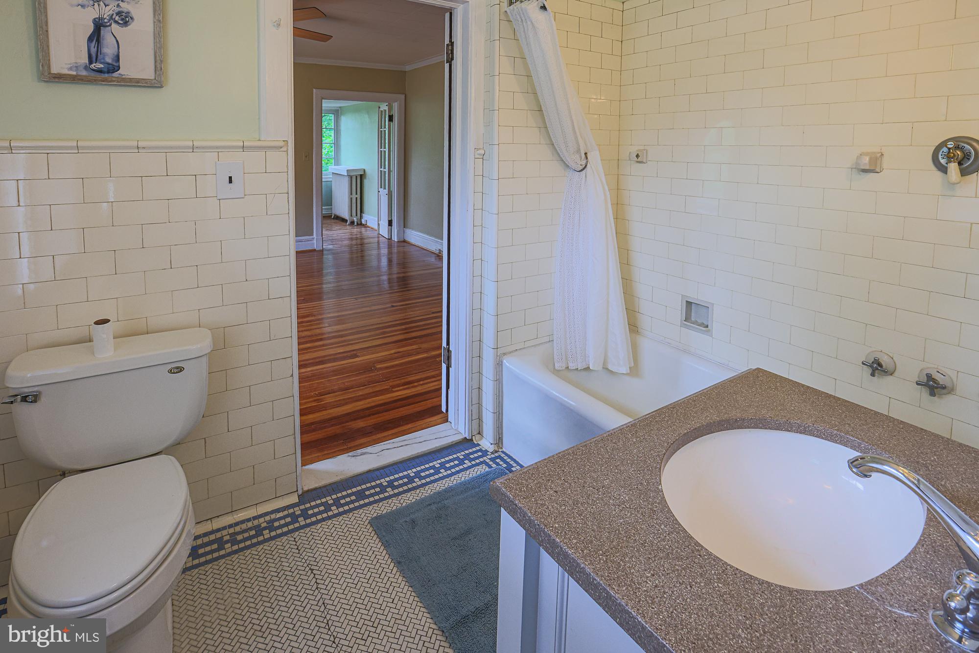 502 Woodside Road Baltimore, MD 21229 - Photo 24 of 37 2nd bathroom