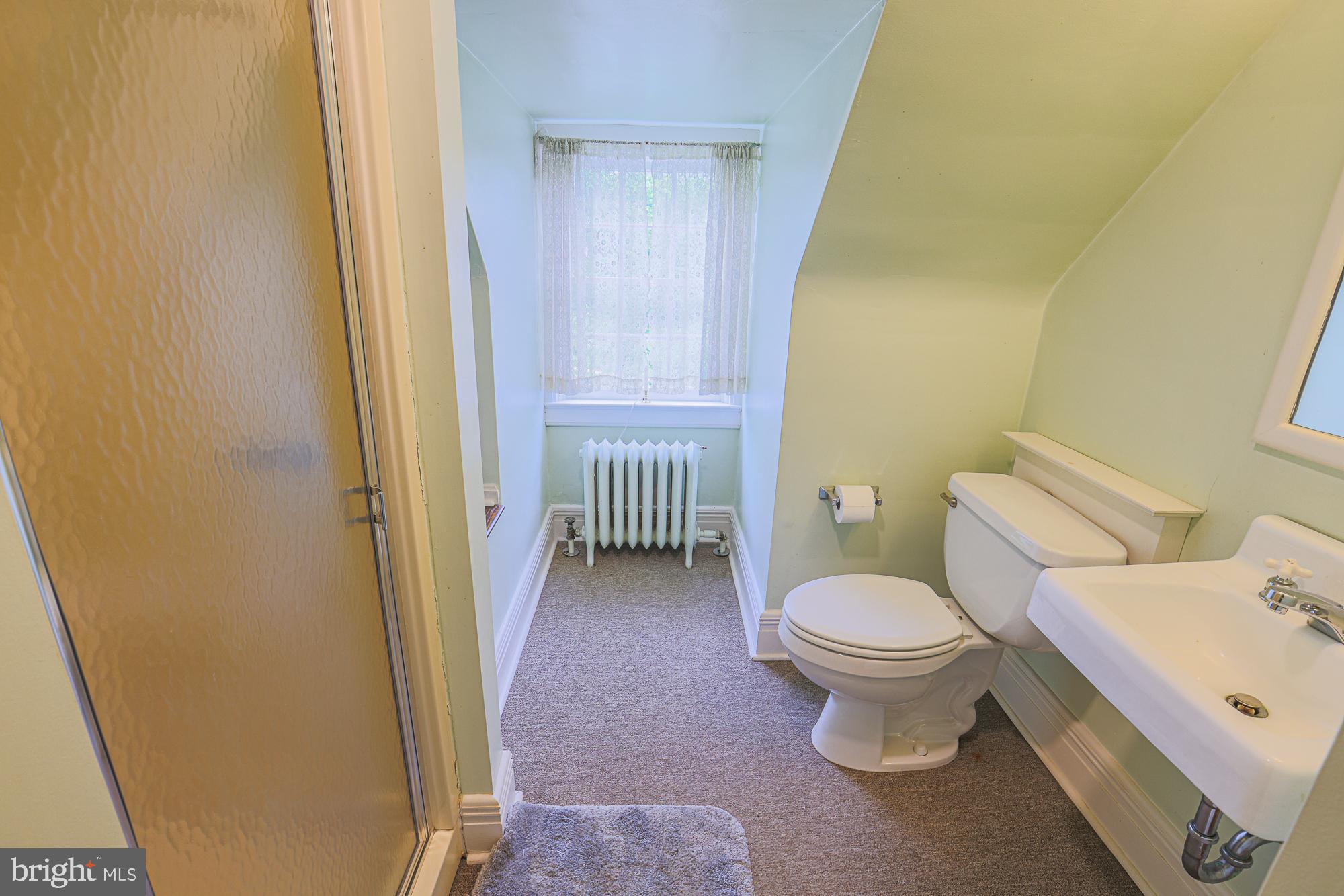 502 Woodside Road Baltimore, MD 21229 - Photo 32 of 37 3rd floor bathroom