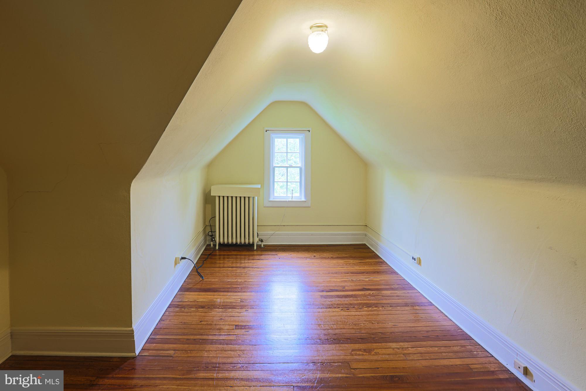 502 Woodside Road Baltimore, MD 21229 - Photo 33 of 37 3rd floor bedroom 6