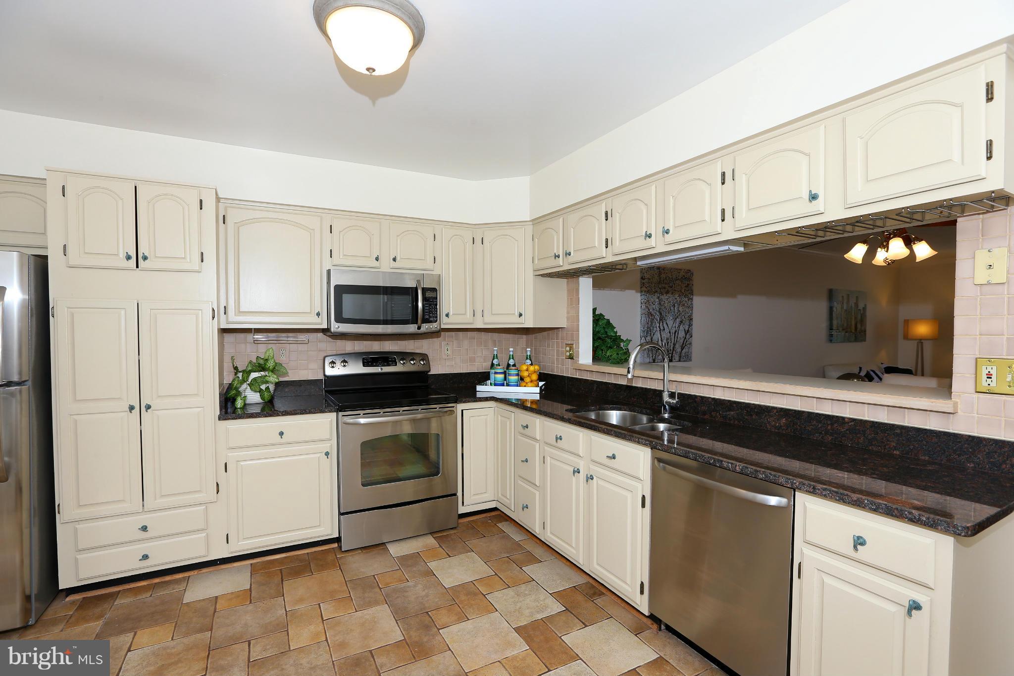 3010 South Glebe Road Arlington, VA 22206 - Photo 2 of 20 Large kitchen with dining room passthrough