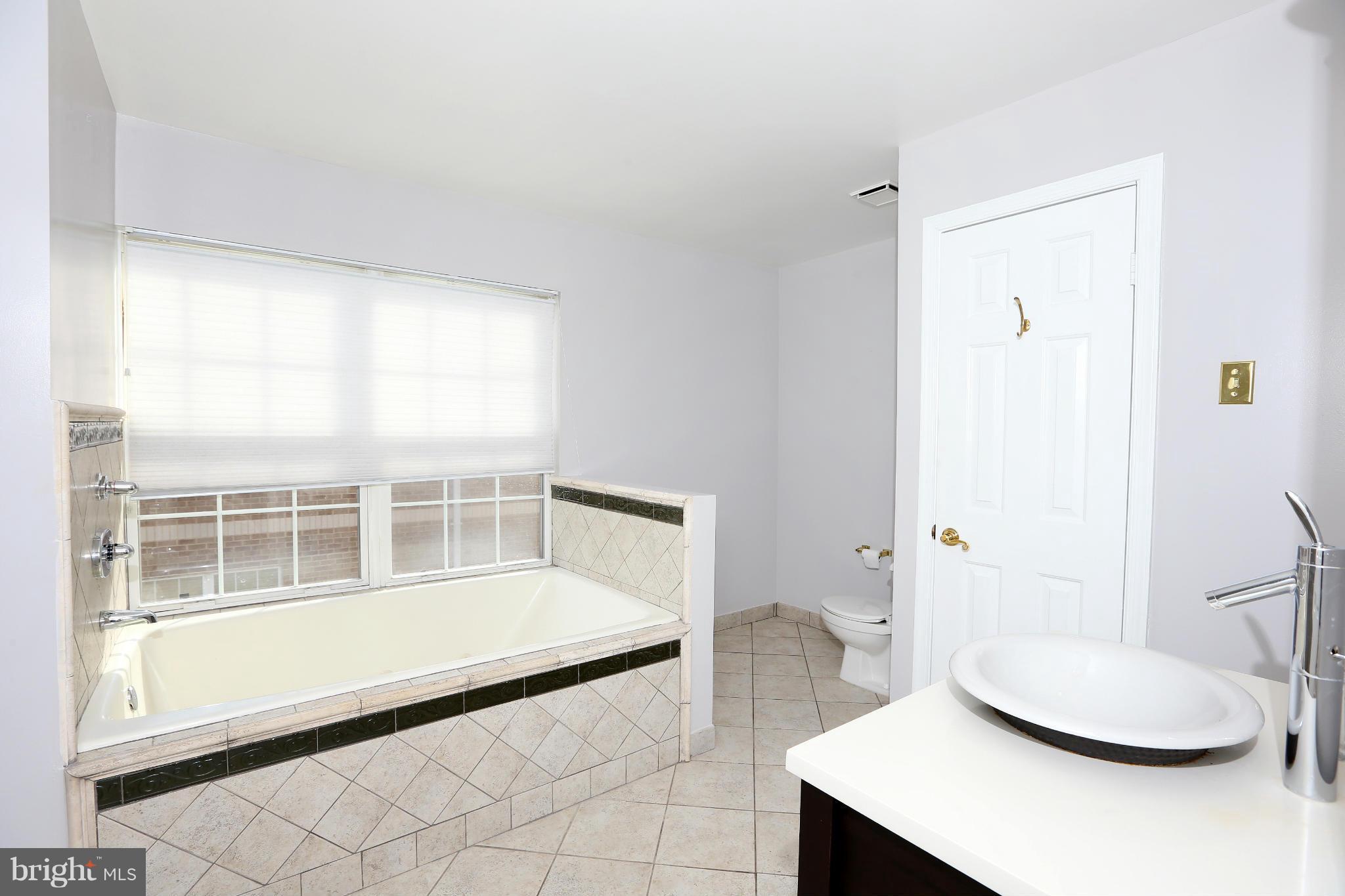 3010 South Glebe Road Arlington, VA 22206 - Photo 11 of 20 Roomy master bathroom with separate vanities