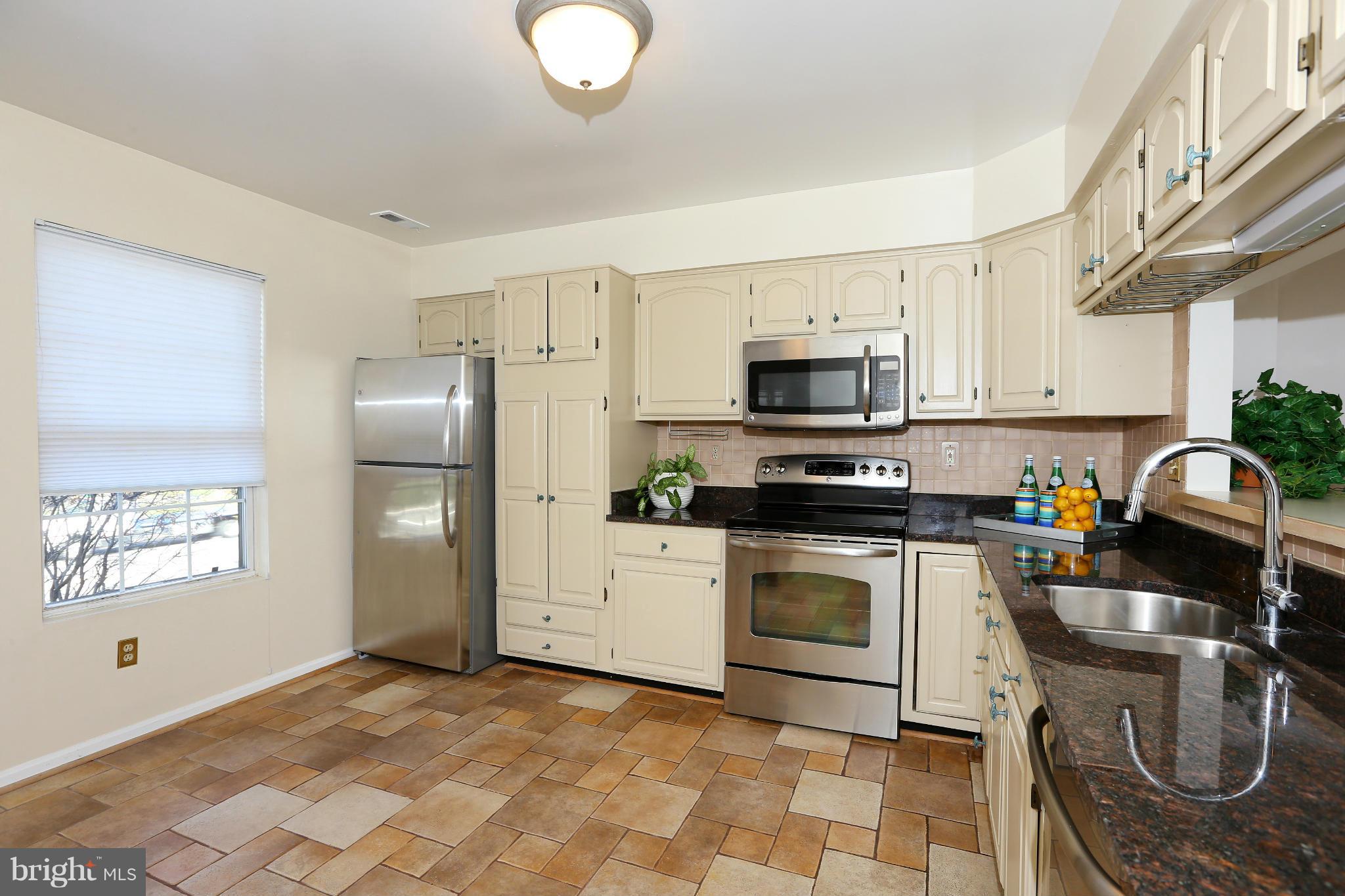 3010 South Glebe Road Arlington, VA 22206 - Photo 3 of 20 Large kitchen with dining room passthrough