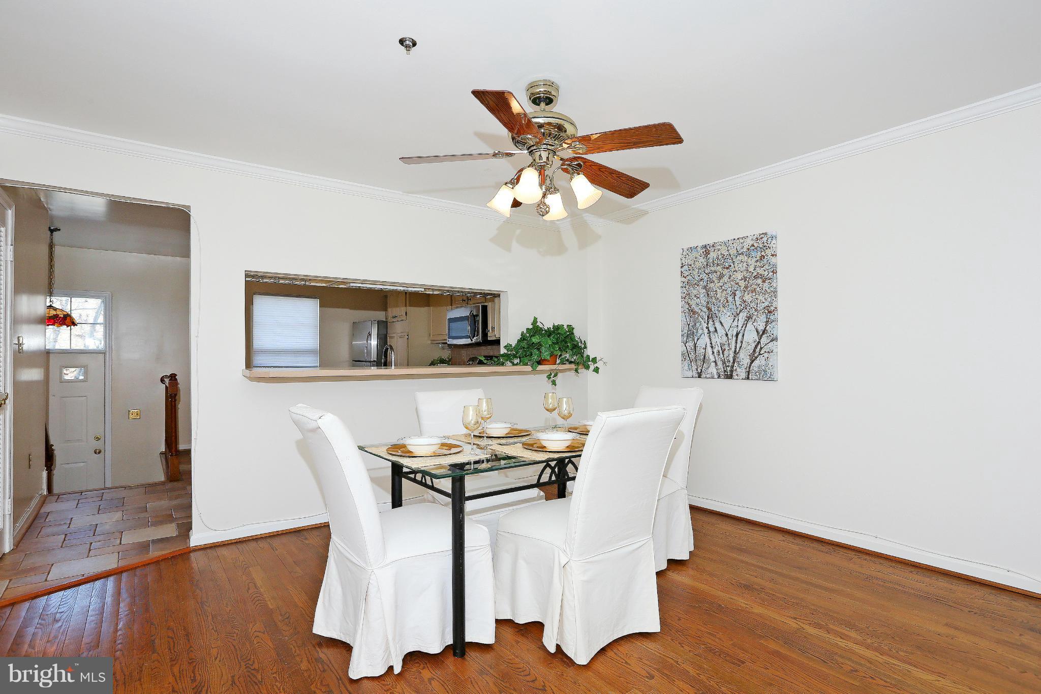 3010 South Glebe Road Arlington, VA 22206 - Photo 7 of 20 Spacious dining & living rooms