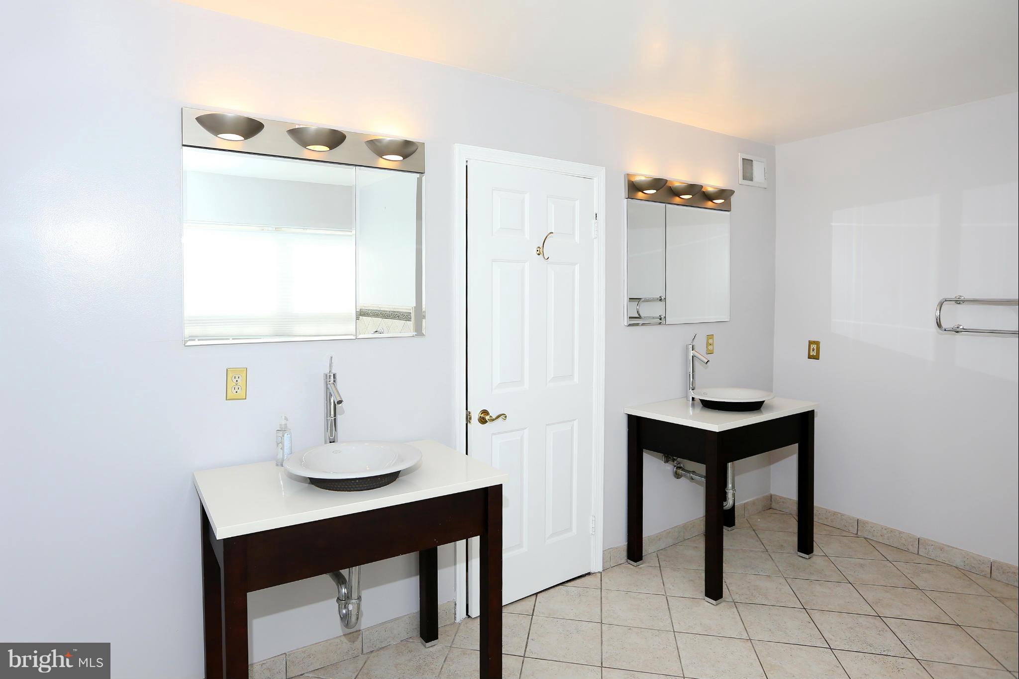 3010 South Glebe Road Arlington, VA 22206 - Photo 10 of 20 Roomy master bathroom with separate vanities