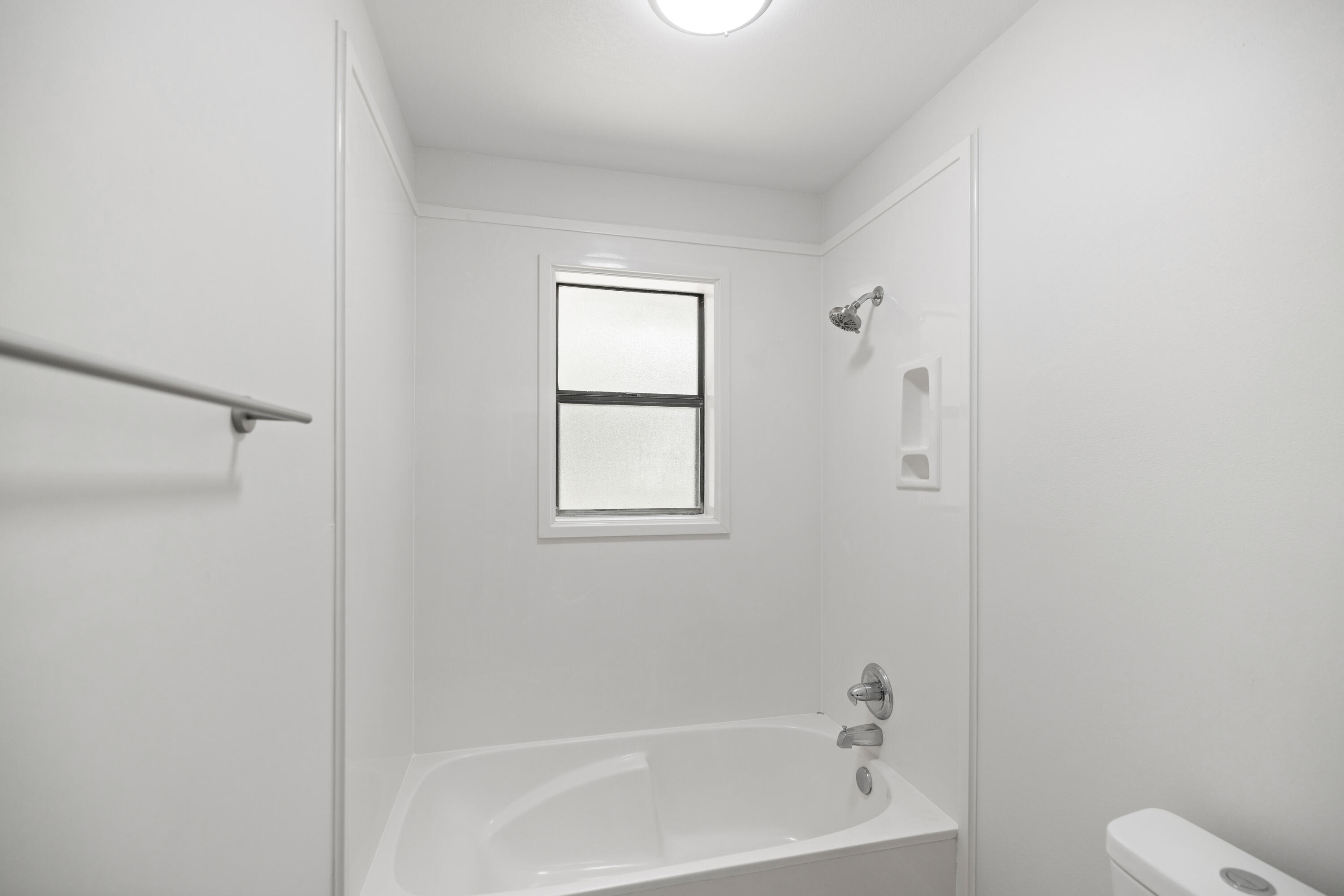 433 Barbados Way Niceville, FL 32578 - Photo 26 of 65 a white bath tub sitting next to a white toilet