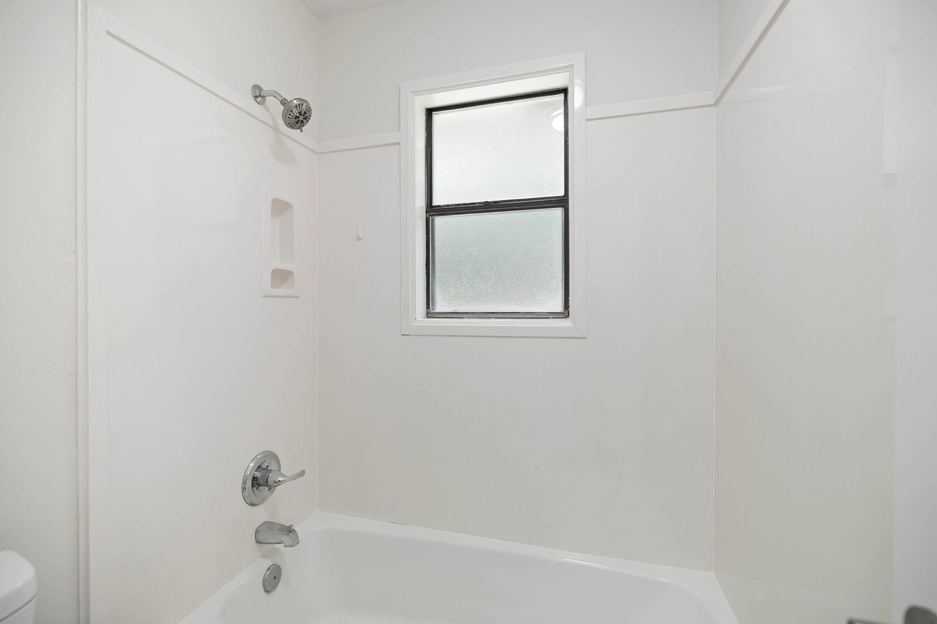 433 Barbados Way Niceville, FL 32578 - Photo 39 of 65 a bathroom with a bathtub and window