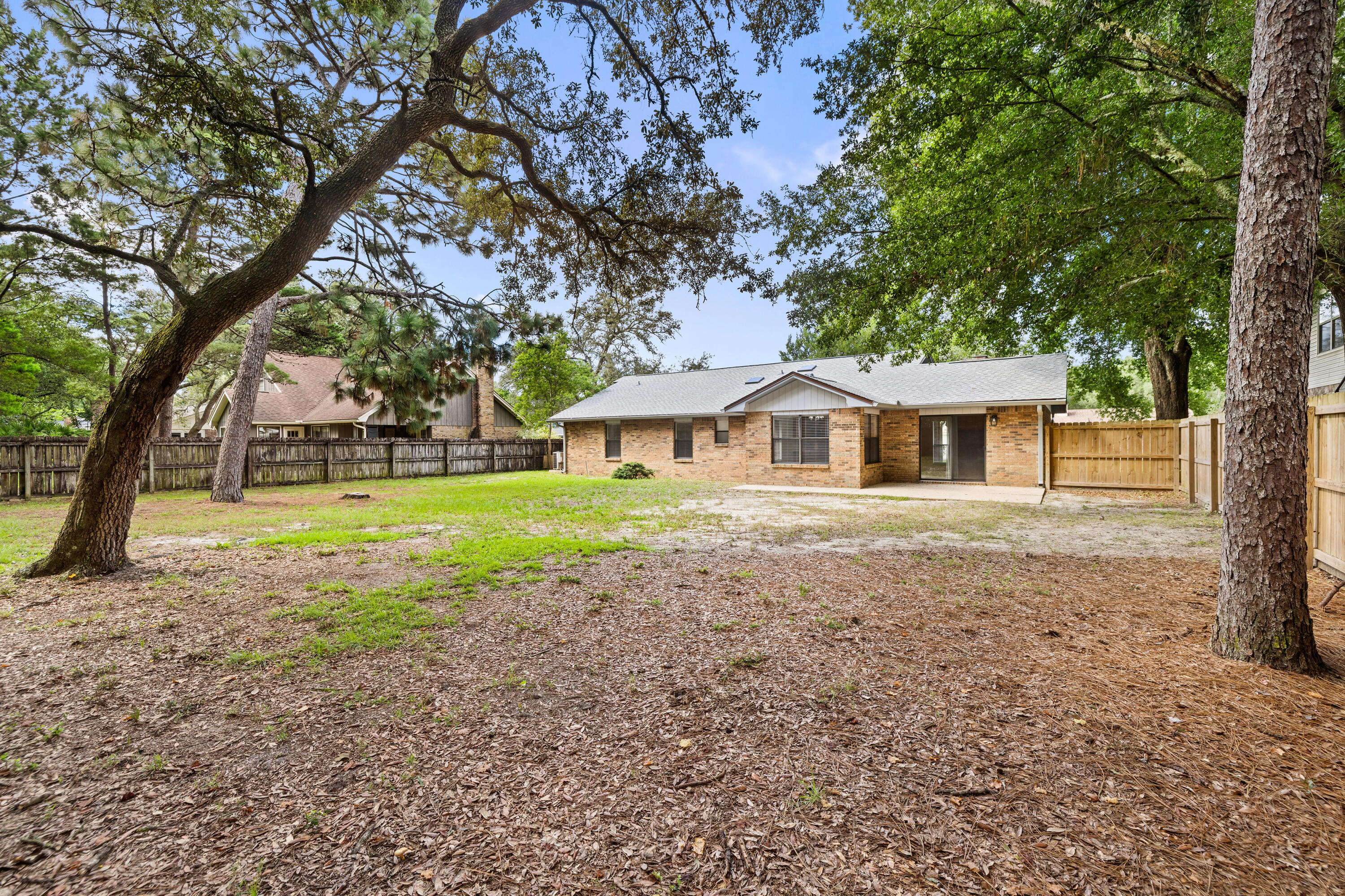 433 Barbados Way Niceville, FL 32578 - Photo 58 of 65 a front view of house with yard and green space