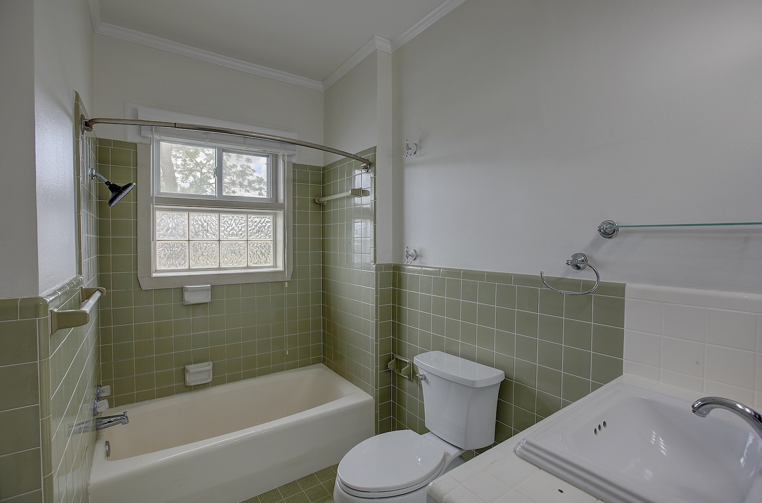 1708 Olive Street Georgetown, TX 78626 - Photo 19 of 40 a bathroom with a bathtub toilet and sink