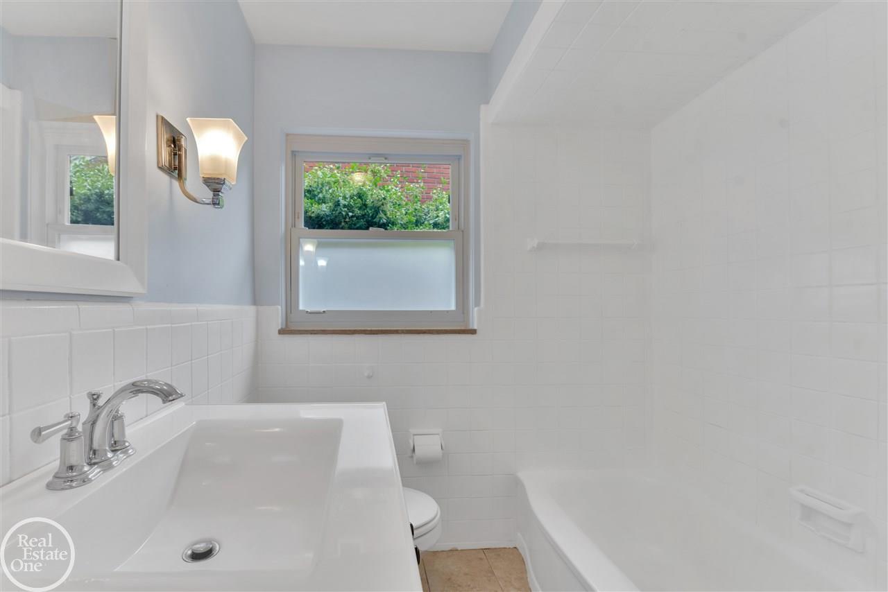 860 Shoreham Road Grosse Pointe, MI 48236 - Photo 9 of 43 50016432-8.JPG