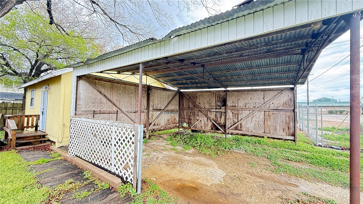 a view of a backyard