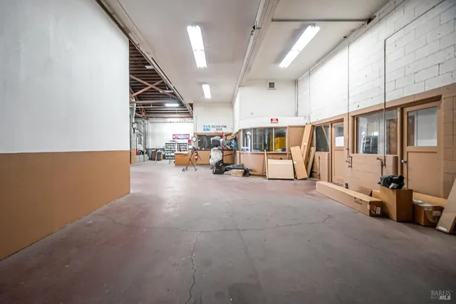 a view of livingroom with furniture