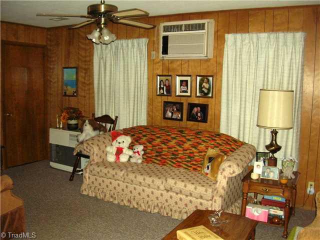 1644 Cid Road Lexington, NC 27292 - Photo 3 of 8 Den/Family/Great Room.