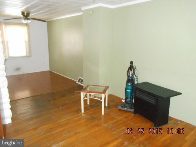 277 Southeastern Terrace Baltimore, MD 21221 - Photo 2 of 8 Living Room