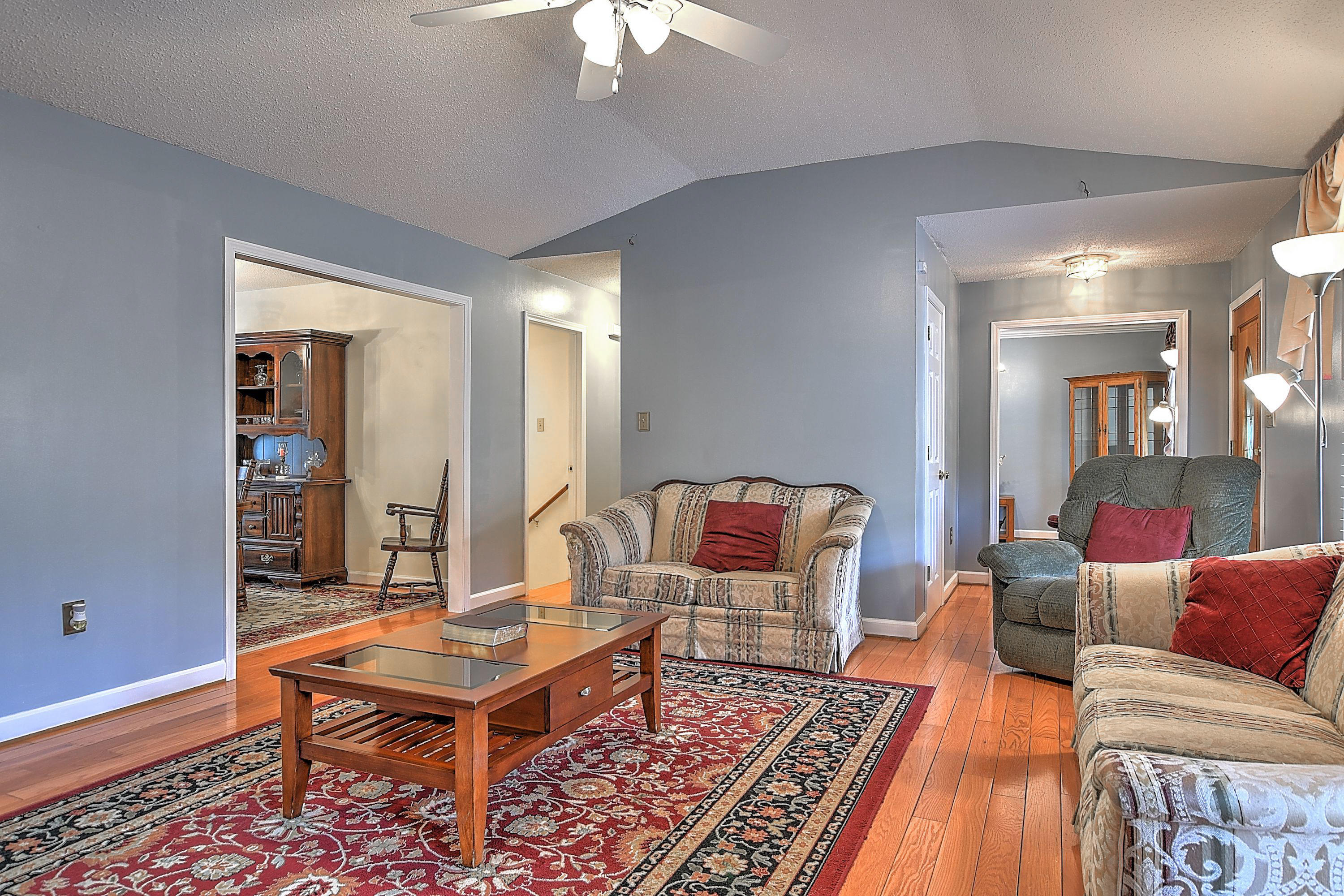 201 Timberlane Road Bristol, TN 37620 - Photo 6 of 44 Living Room