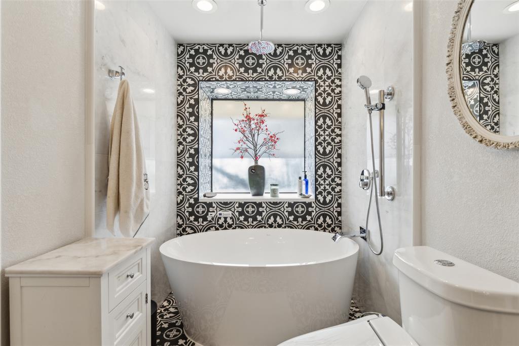 1207 Middlebrook Place Dallas, TX 75208 - Photo 21 of 40 Updated primary bath with heated floors