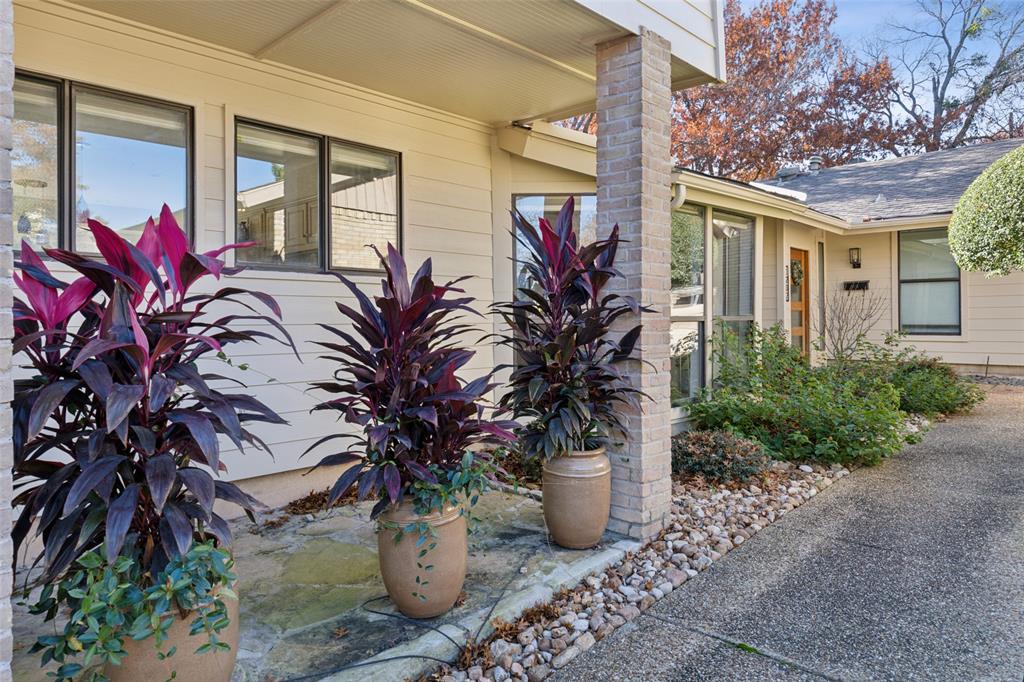 1207 Middlebrook Place Dallas, TX 75208 - Photo 3 of 40