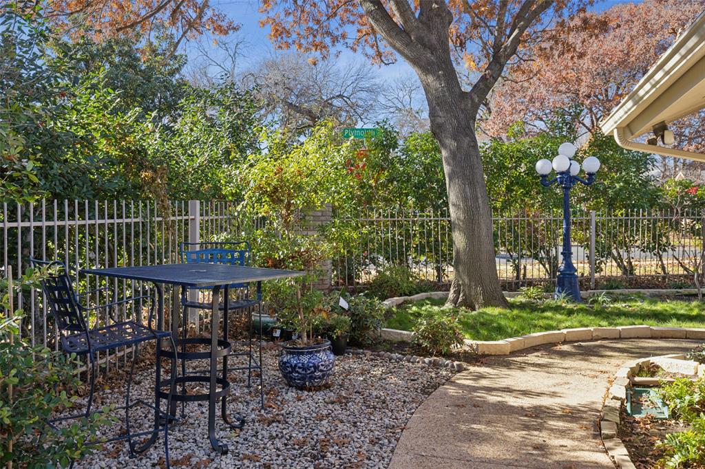 1207 Middlebrook Place Dallas, TX 75208 - Photo 31 of 40 large private yard, one of the only units with a large fenced yard.