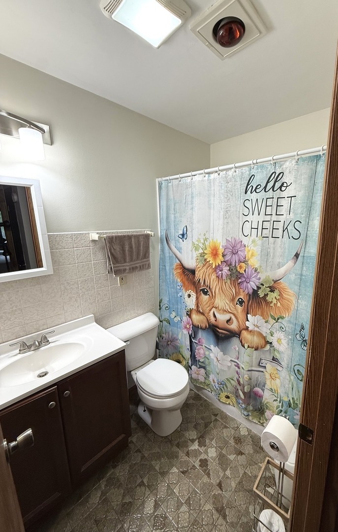 5199 Elmwood Road Oak Forest, IL 60452 - Photo 24 of 30 a bathroom with a sink toilet and shower
