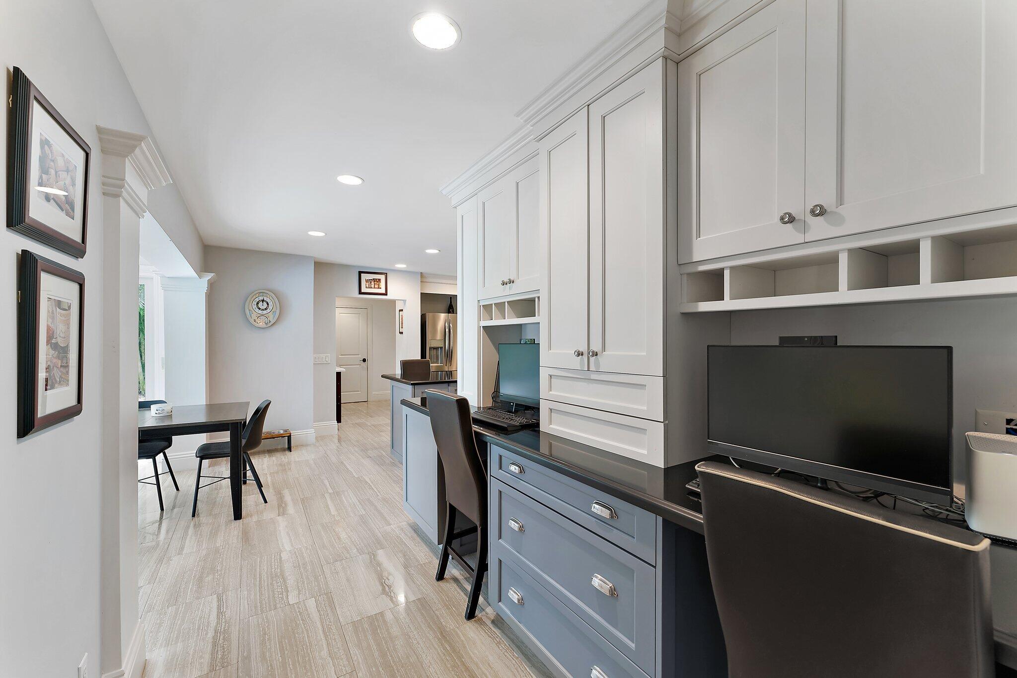 210 Golfview Drive Tequesta, FL 33469 - Photo 13 of 27 a view of a dining room with furniture and wooden floor