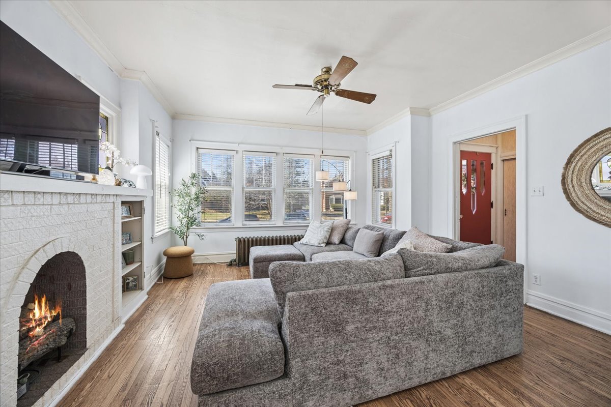367 Bartram Road Riverside, IL 60546 - Photo 4 of 19 Gallery Image 4