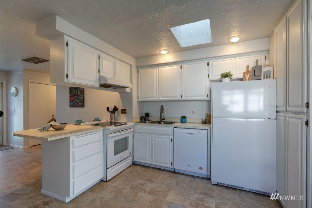 2524 Northeast 5th Place Renton, WA 98056 - Photo 8 of 17 Gallery Image 8
