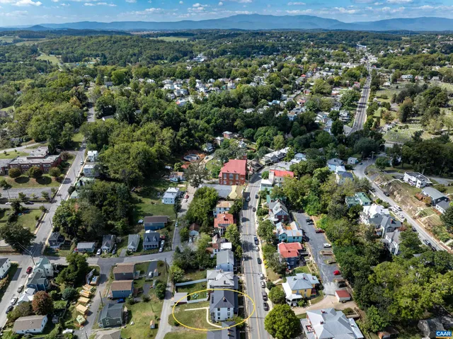 $1,275 | 830 East Beverley Street, Unit 1, Staunton, VA 24401