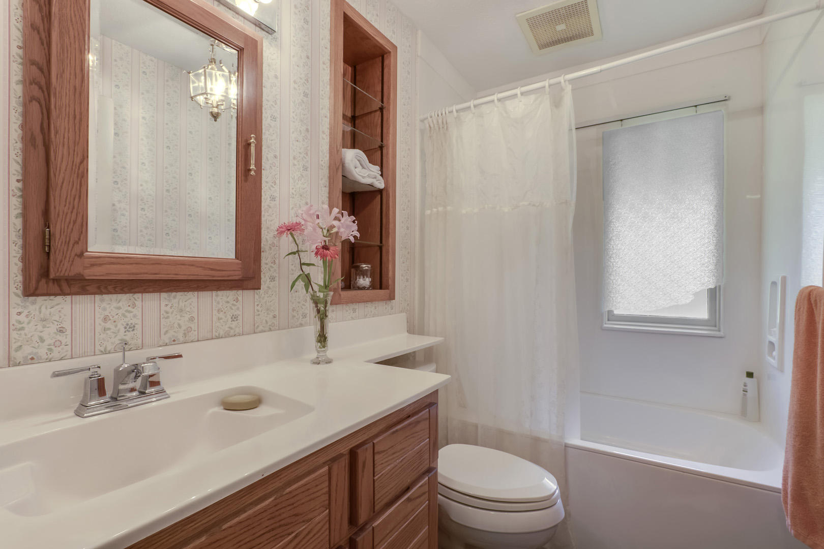 112 West Pawley Road Oak Ridge, TN 37830 - Photo 22 of 40 22_WPawleyRoad_112_GuestBath