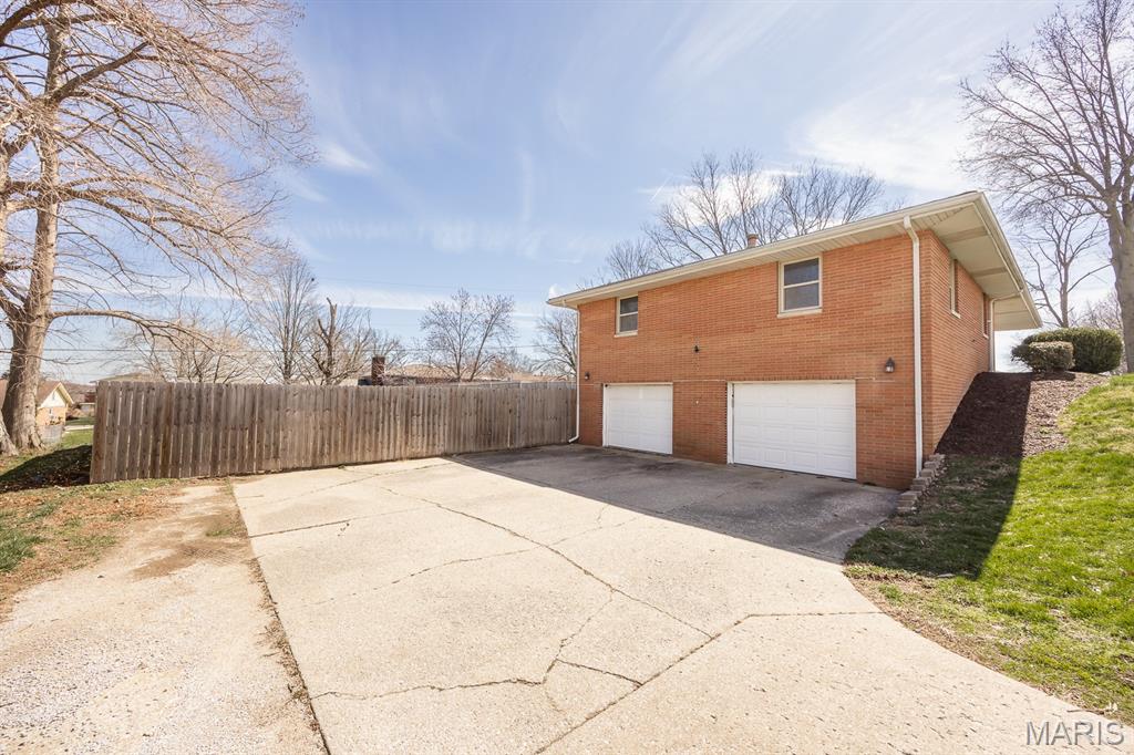 220 Anderson Lane Belleville, IL 62221 - Photo 3 of 26