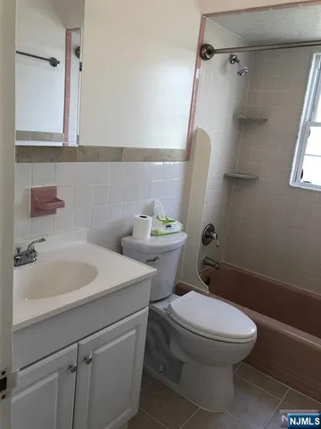 $2,250 | 566 2nd Street, Unit 2, Carlstadt, NJ 07072