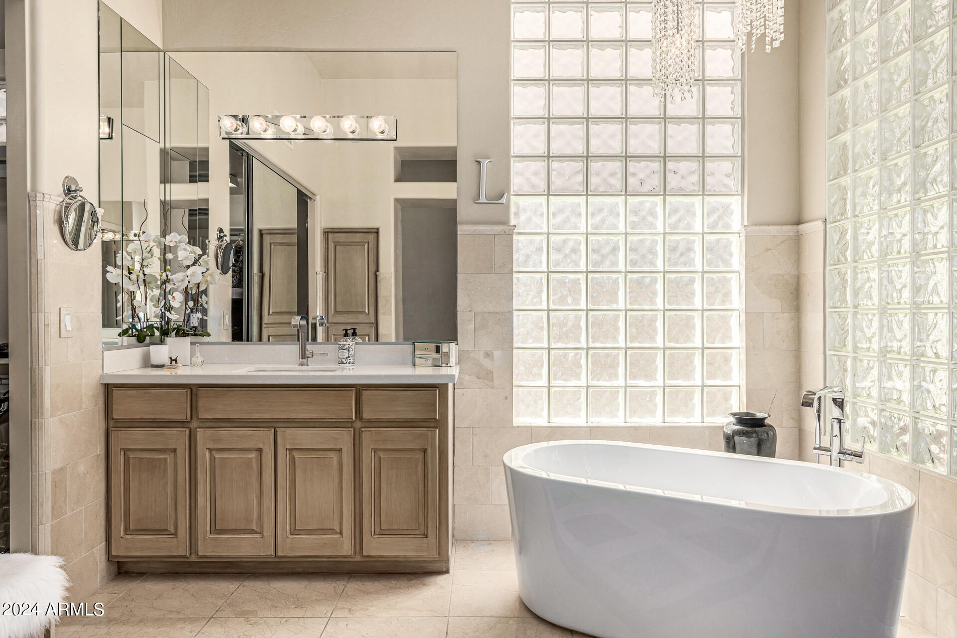 6437 North 28th Street Phoenix, AZ 85016 - Photo 32 of 53 a bathroom with a bathtub and a sink