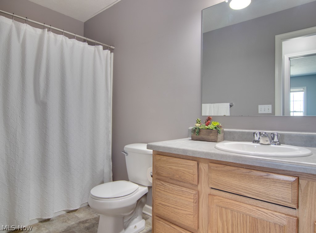 4140 South Hametown Road Norton, OH 44203 - Photo 15 of 34 Main full bath.