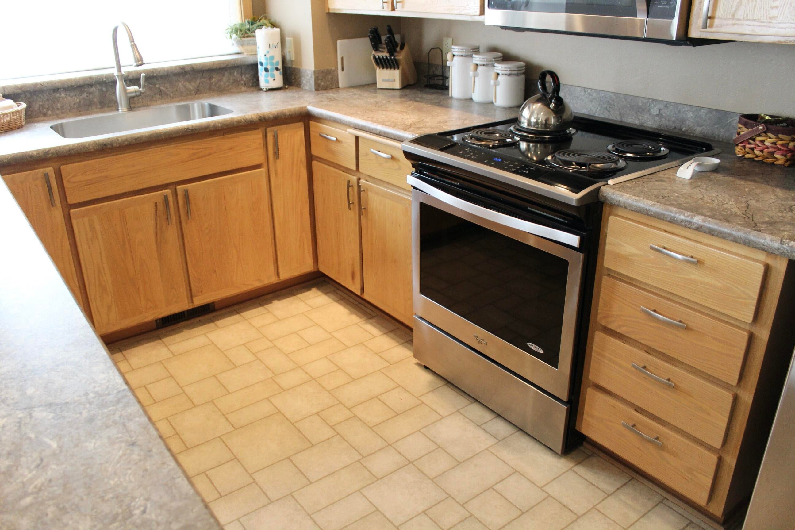 57378 Beaver Ridge Loop, Unit 34D1 Sunriver, OR 97707 - Photo 11 of 25 12-kit-R34.