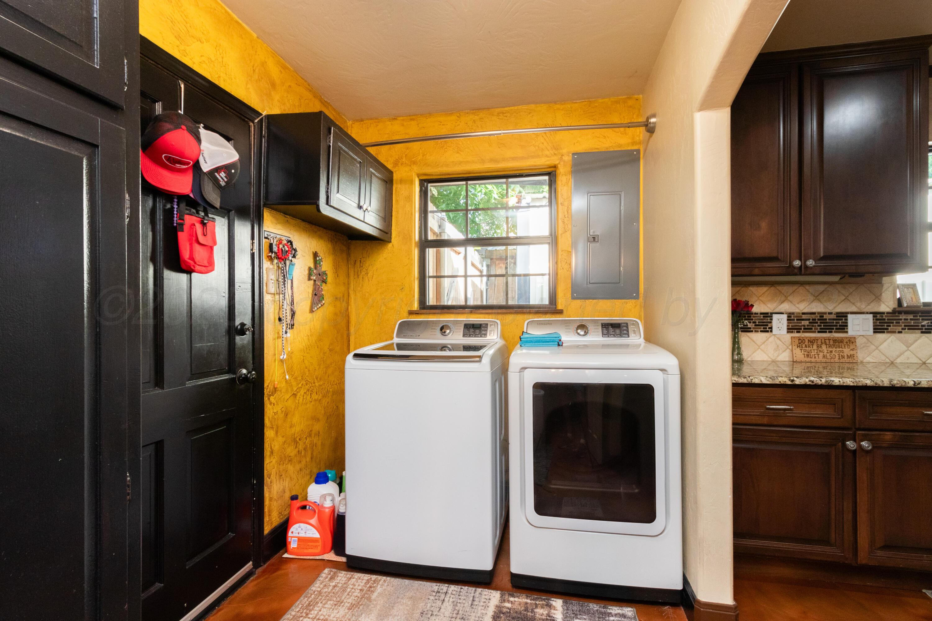 7104 Dreyfuss Road Amarillo, TX 79106 - Photo 15 of 43 a utility room with dryer and washer