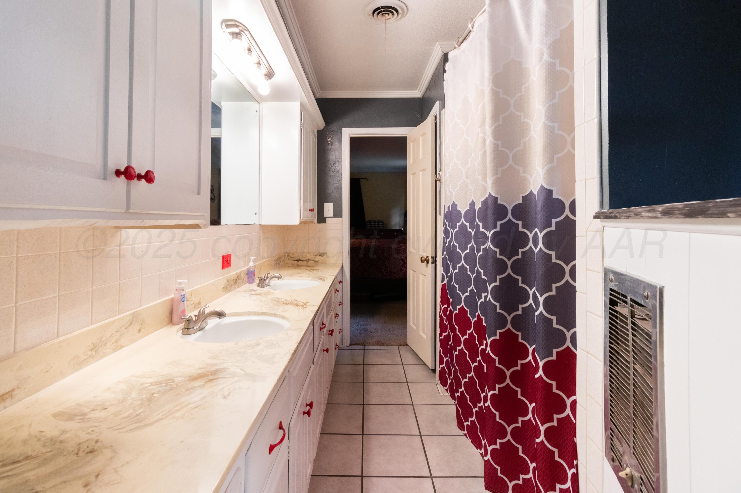 7104 Dreyfuss Road Amarillo, TX 79106 - Photo 20 of 43 a bathroom with a bathtub and a sink