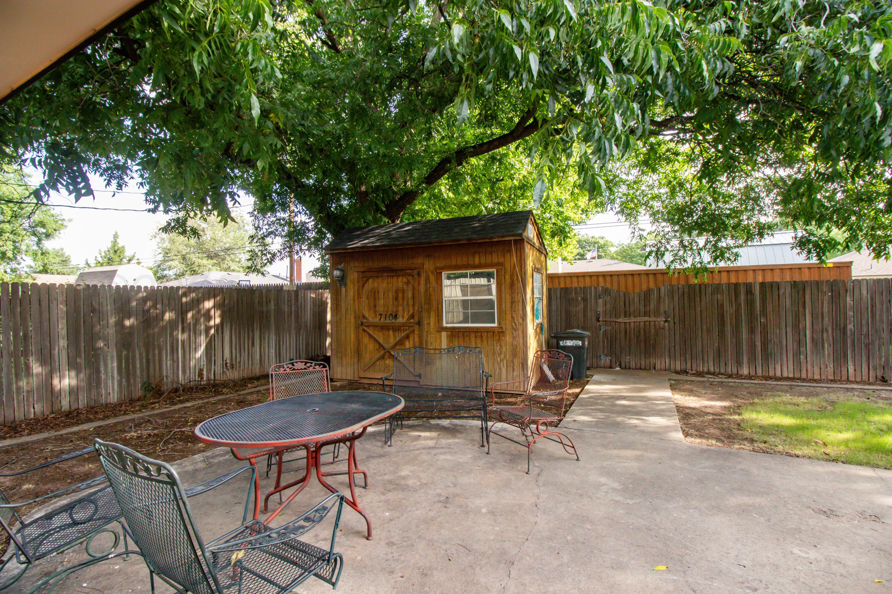 7104 Dreyfuss Road Amarillo, TX 79106 - Photo 33 of 43 a backyard of a house with table and chairs