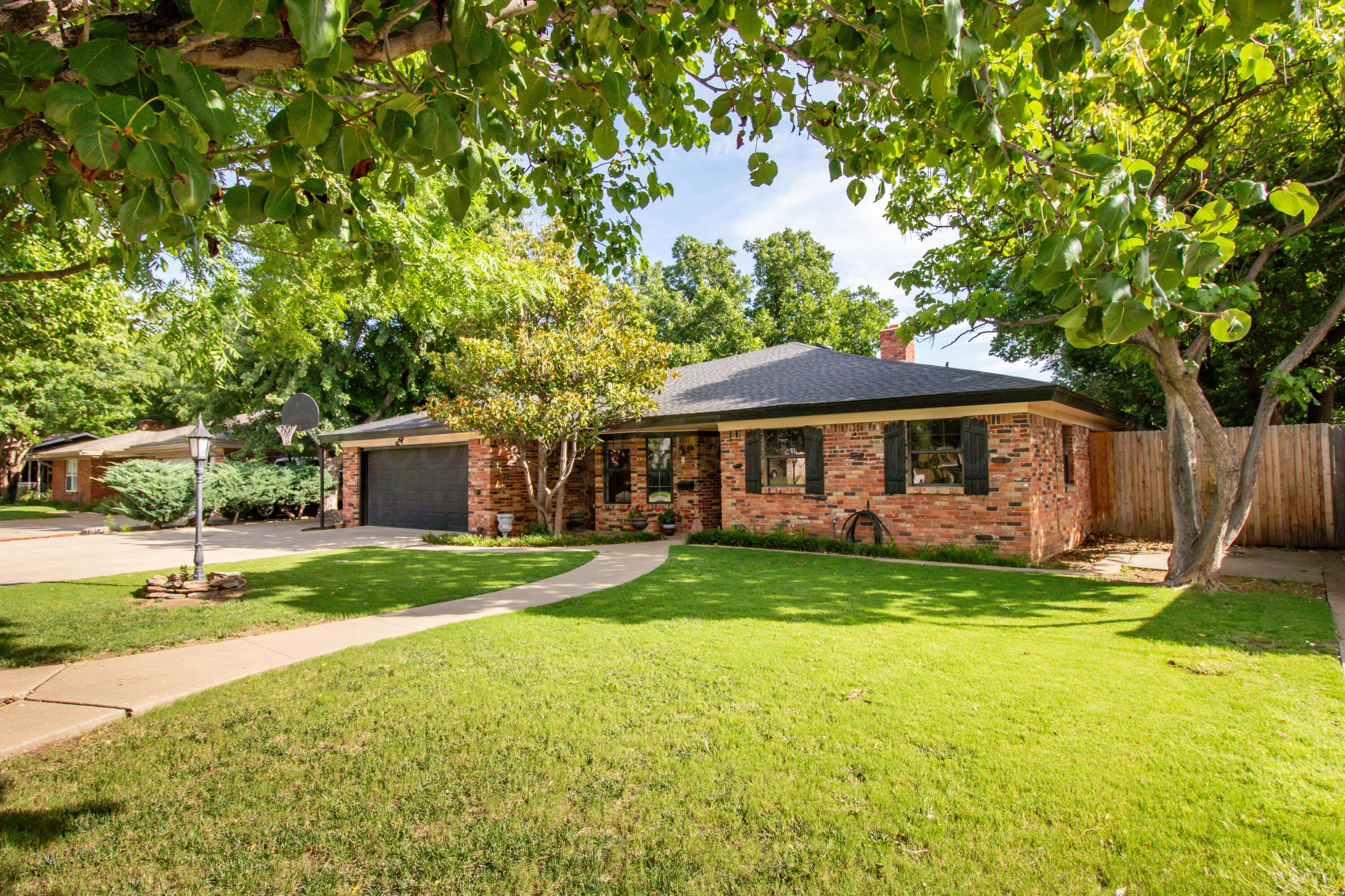 7104 Dreyfuss Road Amarillo, TX 79106 - Photo 42 of 43 a front view of a house with garden