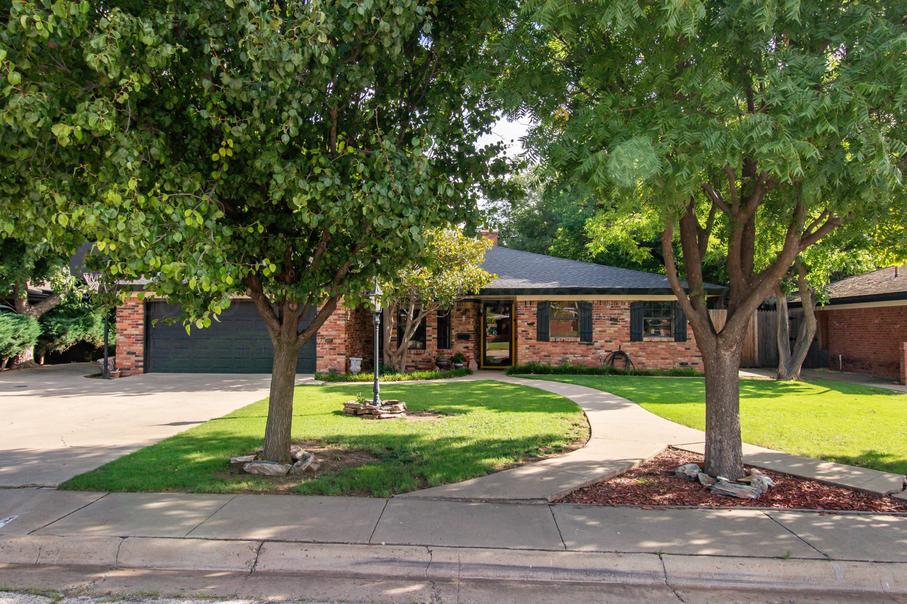 7104 Dreyfuss Road Amarillo, TX 79106 - Photo 43 of 43 a front view of a house with garden