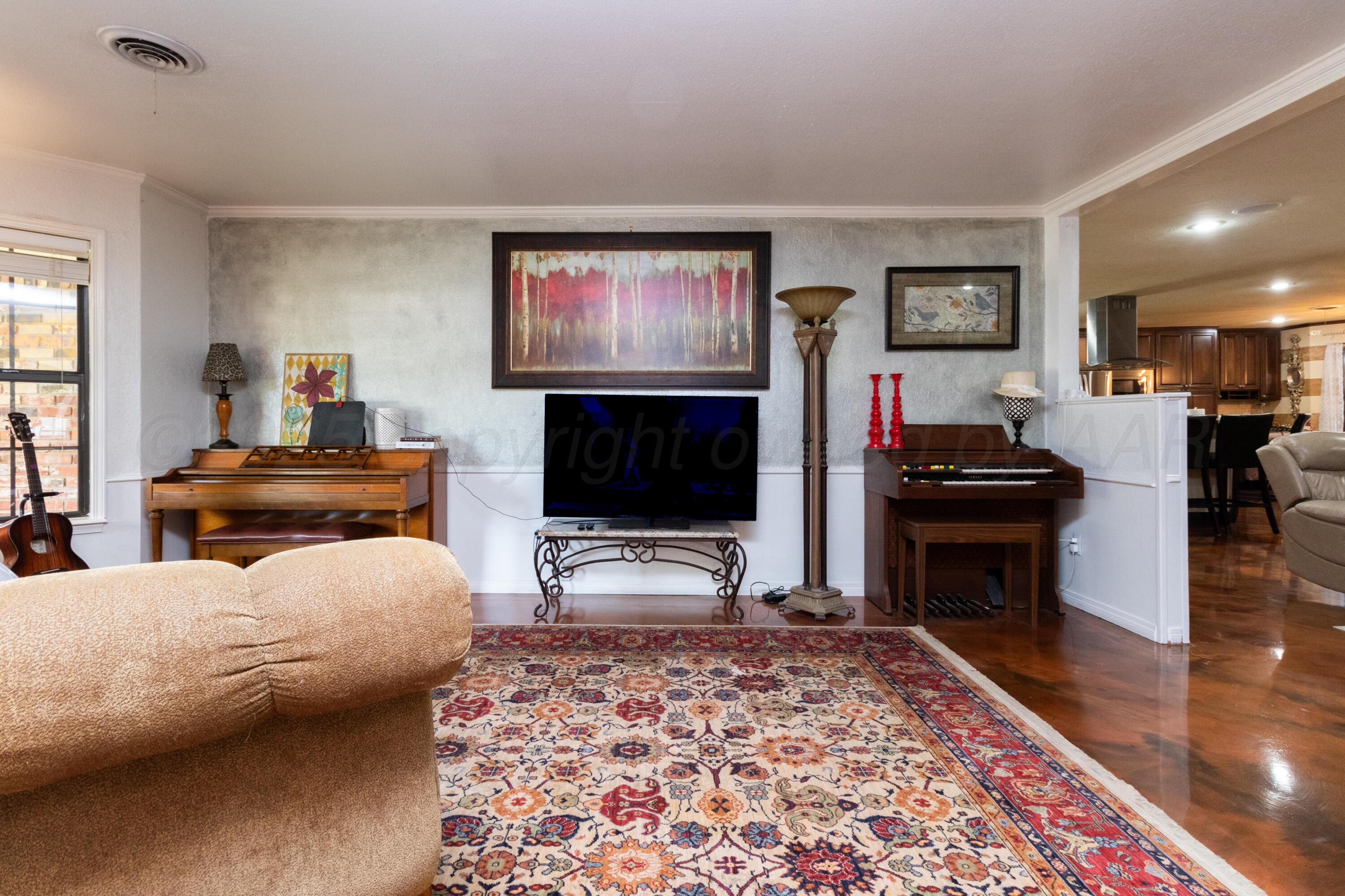 7104 Dreyfuss Road Amarillo, TX 79106 - Photo 5 of 43 a living room with furniture and a flat screen tv