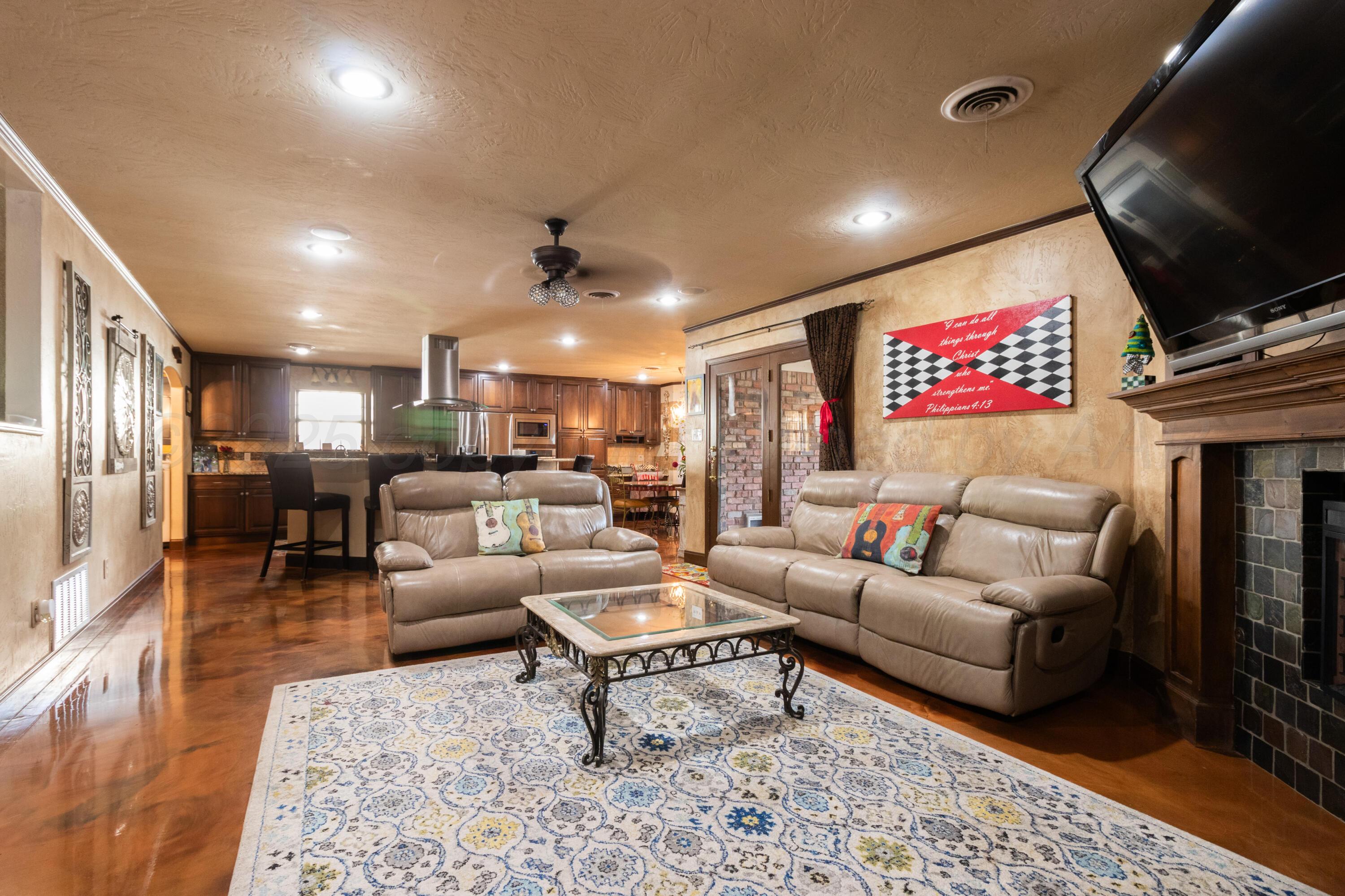 7104 Dreyfuss Road Amarillo, TX 79106 - Photo 8 of 43 a living room with furniture and a flat screen tv