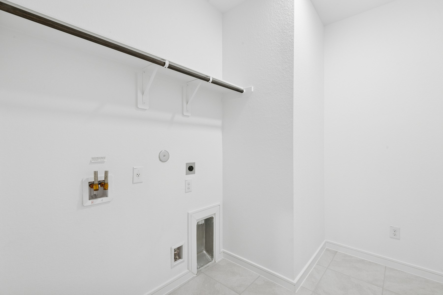 7918 Jasper Mdws Way Angleton, TX 77515 - Photo 20 of 29 Laundry room (*Photo not of actual home and used for illustration purposes only.)