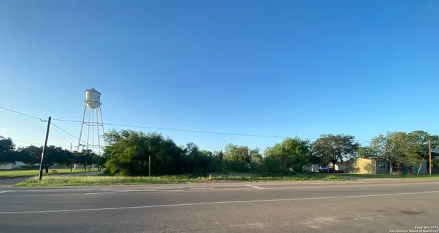 $199,500 | 102 East Leona Street, Dilley, TX 78017