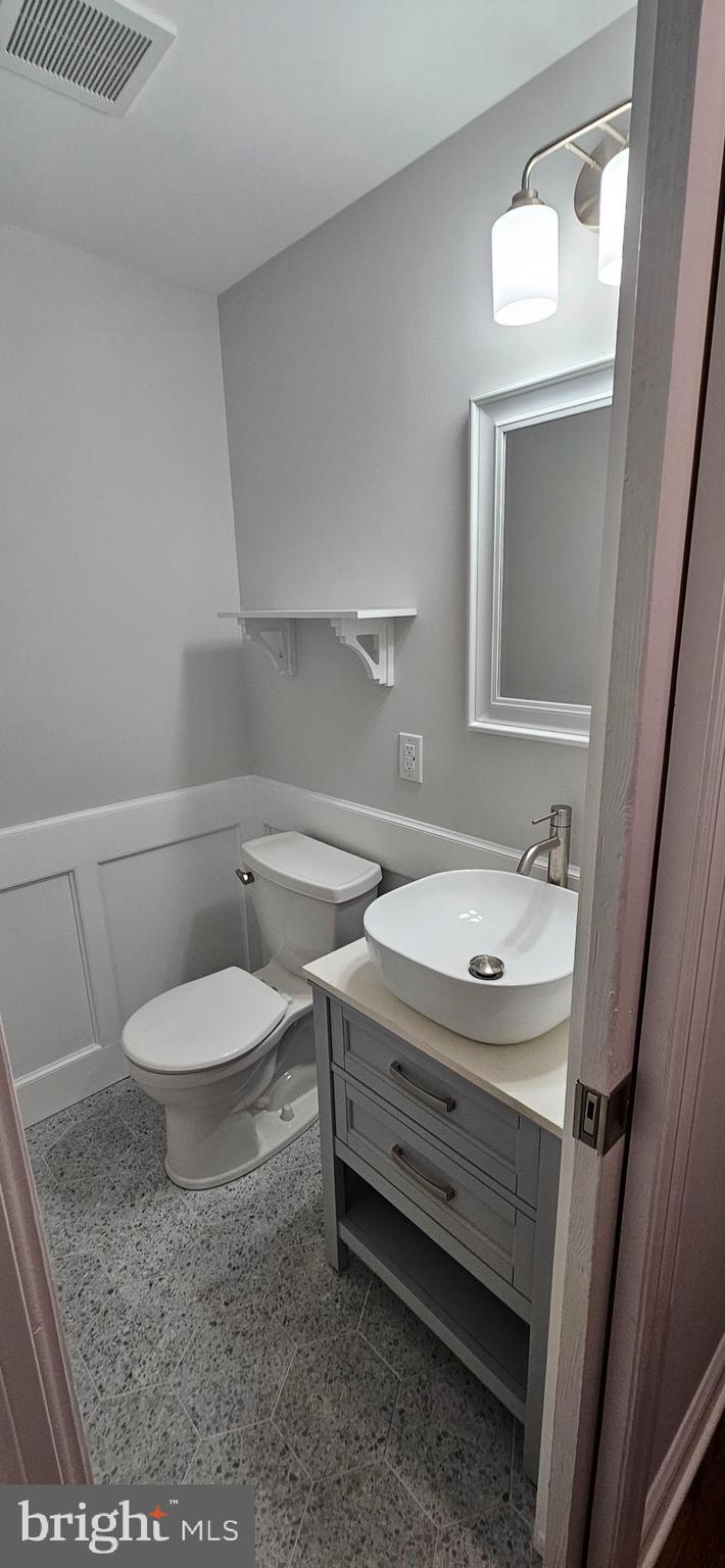 505 Glendale Road Havertown, PA 19083 - Photo 13 of 34 1st floor powder room