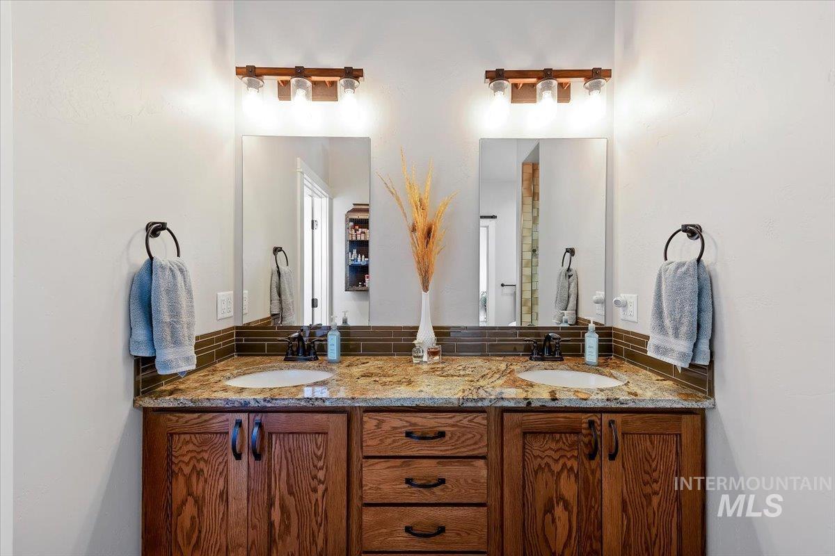 40 Bell Rapids Road Hagerman, ID 83332 - Photo 24 of 50 Full bath with double vanity and tasteful backsplash