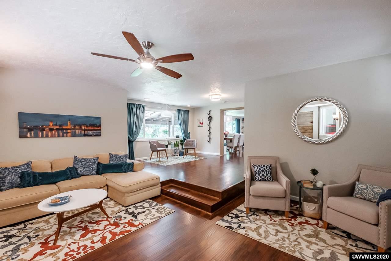 4890 Liberty Road Dallas, OR 97338 - Photo 12 of 42 a living room with furniture